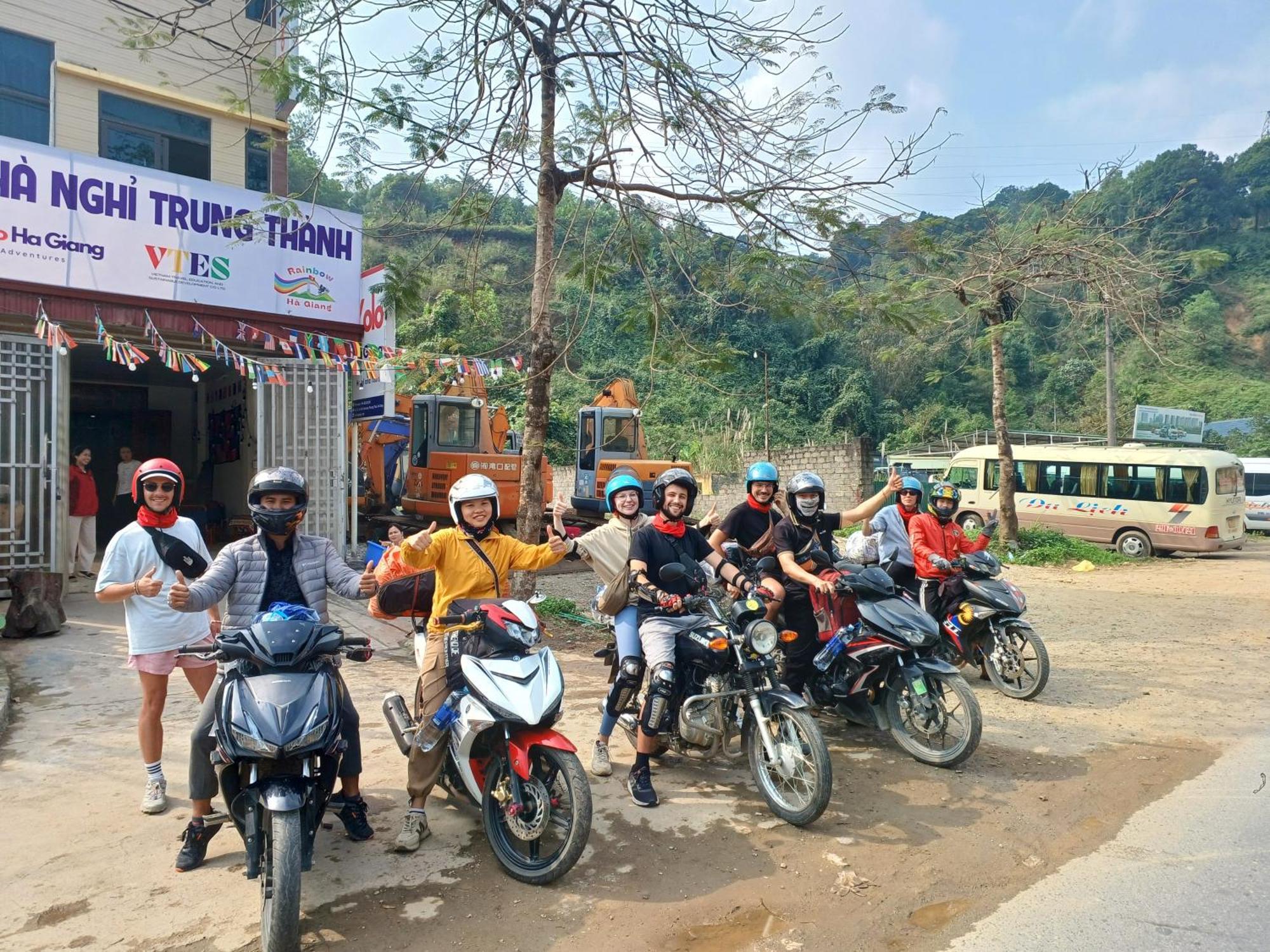 Yolo Ha Giang Adventures, Motorbike And Loop Tours Hotel Екстериор снимка
